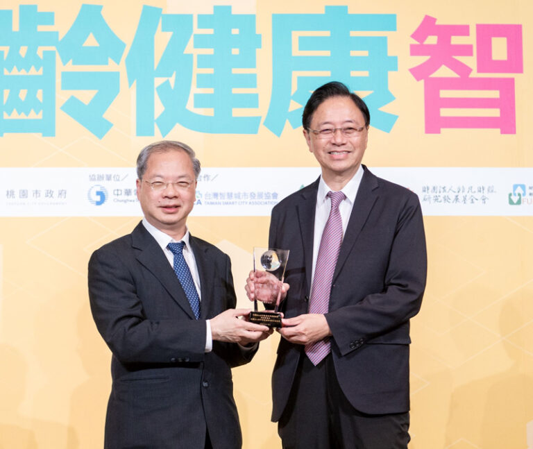 2024智慧城市新經濟力論壇 張善政獲頒智慧城市卓越貢獻獎